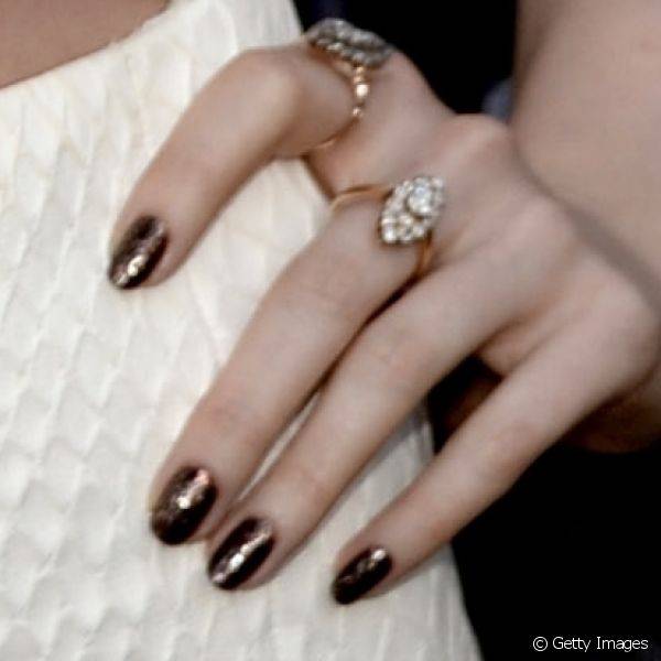 O marrom é uma forma inusitada de usar o efeito metalizado nas unhas durante a noite e ganhou bastante destaque na pele clara da atriz